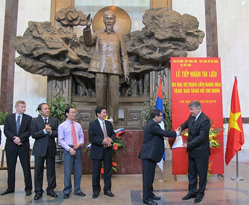 Ambassador A.G Kovtun presents director of the Ho Chi Minh Museum Chu Duc Tinh (Photo: qdnd.vn)