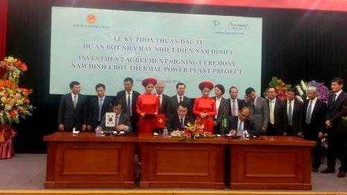 Representatives from three sides sign the agreement on January 18. (Credit: VNA)