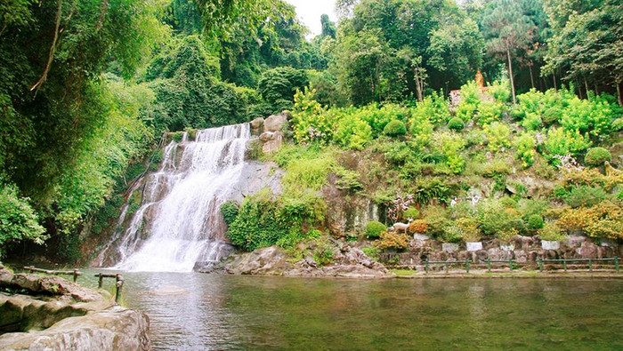 The natural landscape at Ao Vua tourist attraction is suitable for weekend journeys. (Photo: NDO)