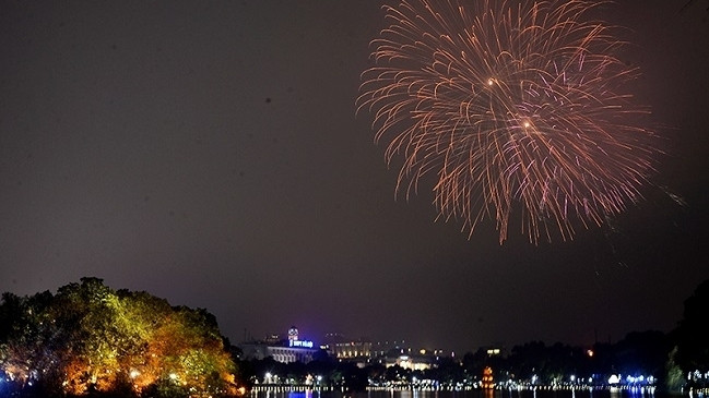 Glittering firework shows lit up the sky over Hanoi's Hoan Kiem Lake on New Year's Eve. (Photo: NDO)