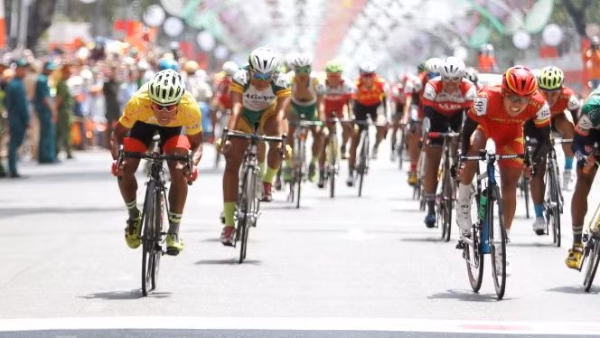Cyclist Nguyen Truong Tai (in yellow, far left) performed outstandingly to protect his overall yellow jersey at the 28th HCMC Television Cycling Tournament – Ton Dong A Cup 2016. (Credit: tuoitre.vn)