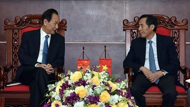 Nhan Dan newspaper’s Editor-in-chief Thuan Huu (right) and Xinhua's President Cai Mingzhao