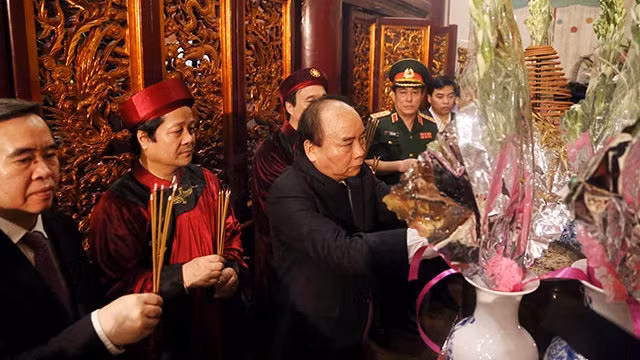 PM Nguyen Xuan Phuc and delegates offer incense at Thuong Temple at the Hung Kings Temple Relic Site. (Photo: NDO)