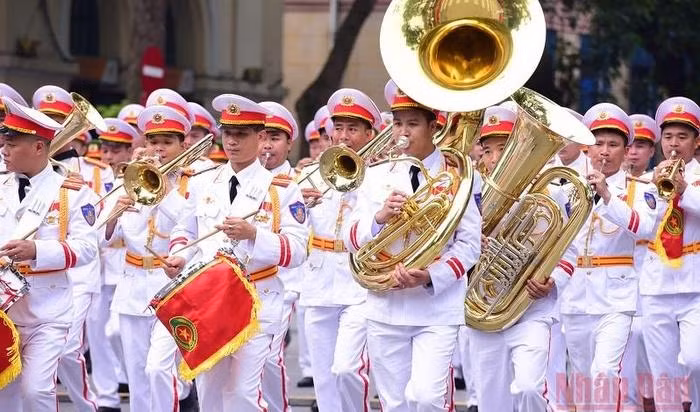 The 2022 ASEAN plus police music gala takes place in Hanoi's downtown Hoan Kiem Lake area. (Photo: NDO)