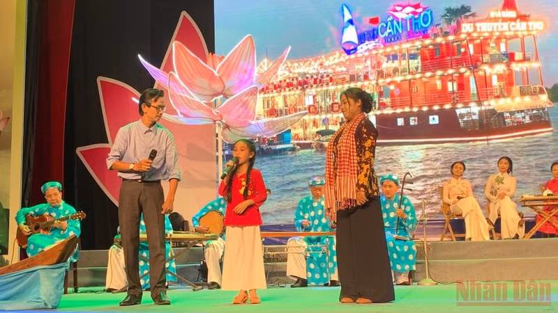 Artists of Can Tho City performing at the contest. (Photo: THANH TAM)