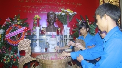 Youngsters offering incense to martyr Nguyen Van Troi. (Image credit: Nhan Dan)