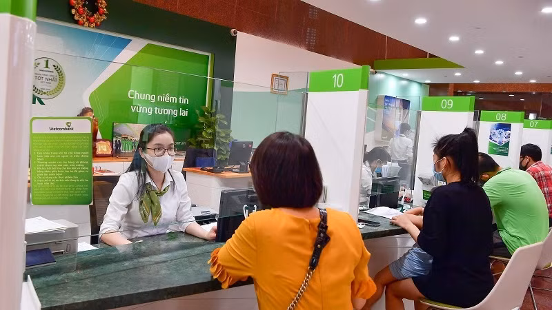 Customers are conducting banking transactions at Vietcombank. (Photo: VNA)