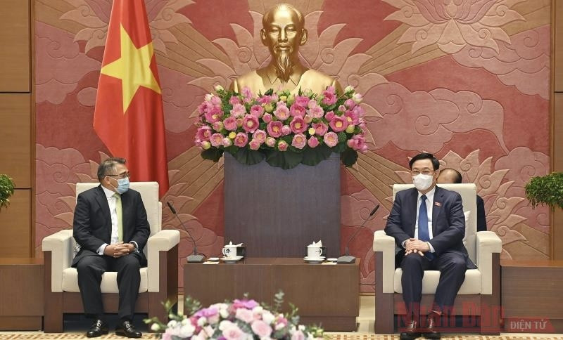National Assembly Chairman Vuong Dinh Hue (R) meets Philippine Ambassador Meynardo Los Banos Montealegre (Photo: NDO/Duy Linh)