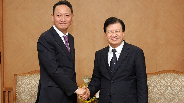 Deputy Prime Minister Trinh Dinh Dung (R) and RoK Ambassador to Vietnam Kim Do-hyon (Photo: VGP)