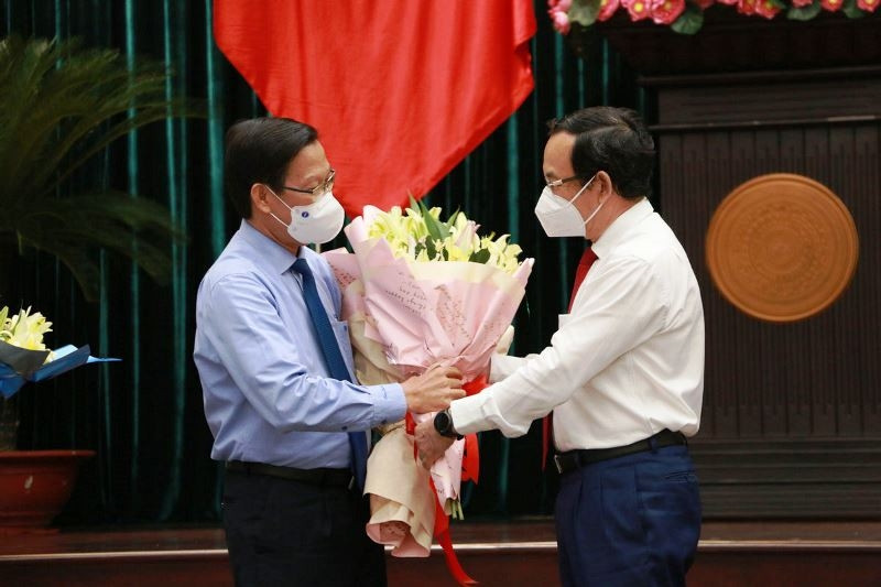 Politburo member and Secretary of Ho Chi Minh City Party Committee Nguyen Van Nen congratulates newly elected Chairman of Ho Chi Minh City People’s Committee Phan Van Mai (left).