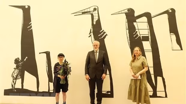 Artist Franca Bartholomäi (L), Minister for Culture in Sachsen-Anhalt Rainer Robra (M) and Director of the Sachsen-Anhalt State Art Foundation Manon Bursian (R). (Photo:VNA)