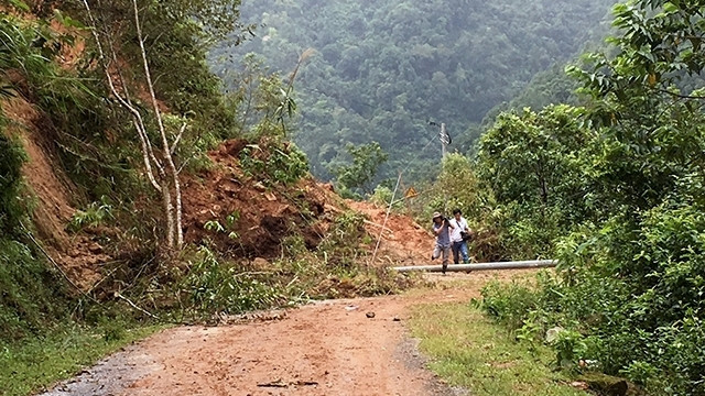 Roads to Pa Ve Su commune are still blocked by landslide debris.