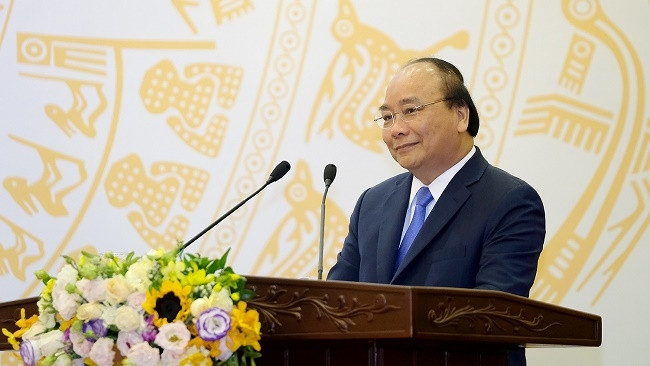 PM Nguyen Xuan Phuc speaks at the meeting. (Photo: VGP)
