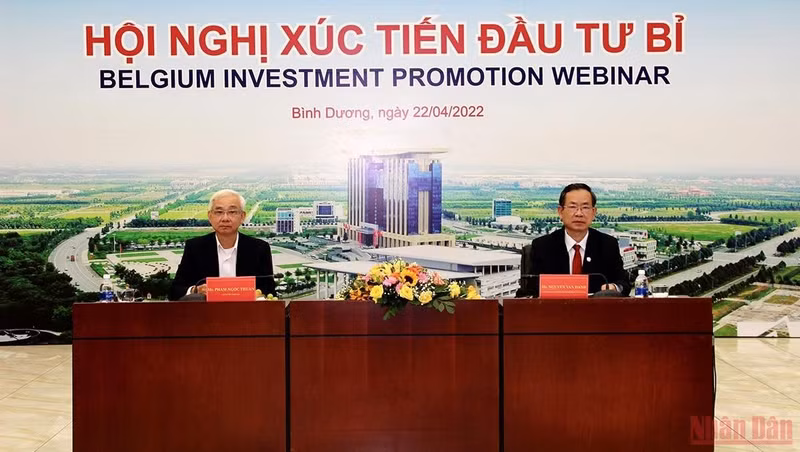 Binh Duong Vice Chairman Nguyen Van Danh (R) speaking at the event.