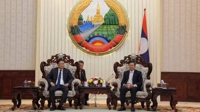 Lao PM Thongloun Sisoulith (R) receives Prof. Chau Van Minh at Lao PM’s Office, on December 5. (Credit: NDO)