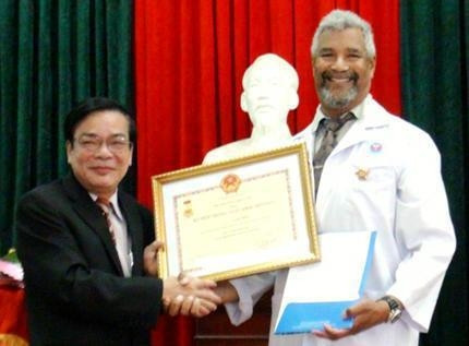 Professor Gary Heit receiving the insignia from vice president of Thua Thien-Hue provincial People’s Committee, Ngo Hoa
