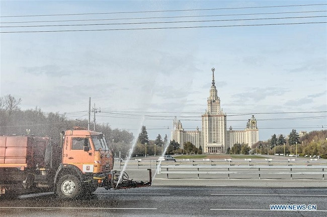 An utility service vehicle disinfects a road in Moscow, Russia, on April 24, 2020. Russia has reported 5,849 COVID-19 cases over the last 24 hours, taking its total to 68,622 as of Friday, the country's coronavirus response center said in a statement. (Photo: Xinhua)