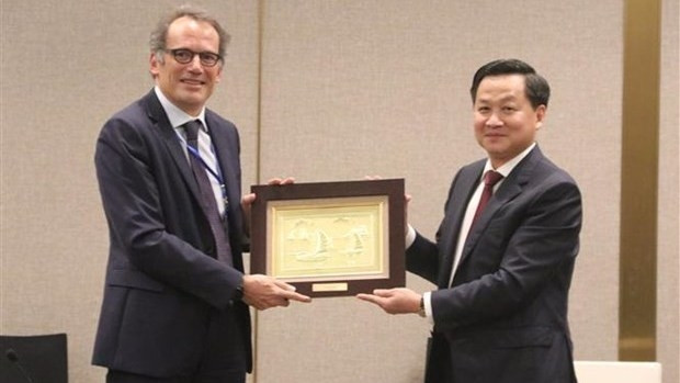 Deputy Prime Minister Le Minh Khai (right) and IFC Vice President for Asia and Pacific Alfonso Garcia Mora (Photo: VNA)