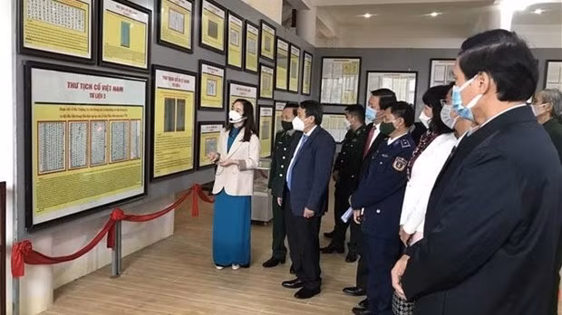 Among the exhibits there are documents containing historical evidence testifying to Vietnam’s legal sovereignty over Hoang Sa (Paracel) and Truong Sa (Spratly) archipelagoes. (Photo: VNA)