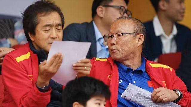 Coach Park Hang-seo (R) and his assistants will scout matches in the upcoming 2020 V.League 1, after completing self-isolation and health checks under Covid-19 prevention regulations by the local health authorities. (Photo: Vietnam Football Federation)