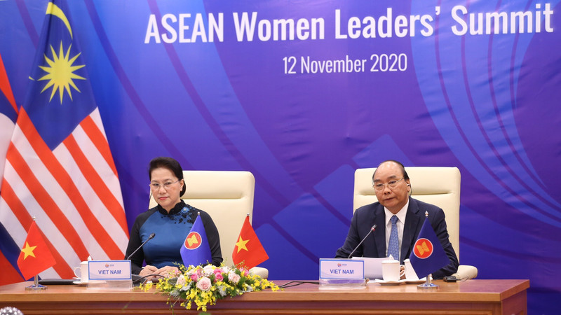 NA Chairwoman Nguyen Thi Kim Ngan (L) and Prime Minister Nguyen Xuan Phuc at the event. (Photo: VGP)