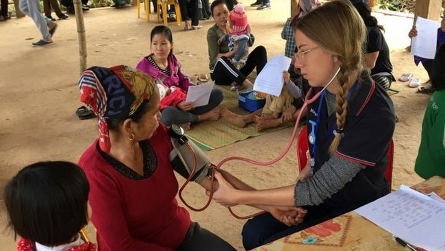 Australian students examining Vietnamese people (Photo: Australian Embassy in Vietnam)