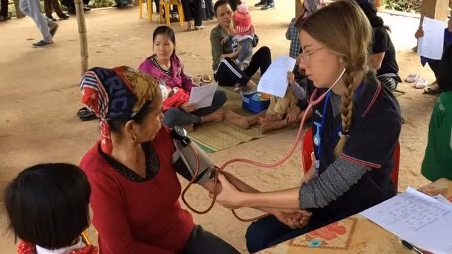 Australian students examining Vietnamese people (Photo: Australian Embassy in Vietnam)