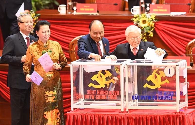 Party General Secretary and State President Nguyen Phu Trong, Prime Minister Nguyen Xuan Phuc, National Assembly Chairwomen Nguyen Thi Kim Ngan and permanent member of the Party Central Committee’s Secretariat Tran Quoc Vuong cast their ballots to elect the 13th-tenure Party Central Committee. (Photo: Trong Hai)