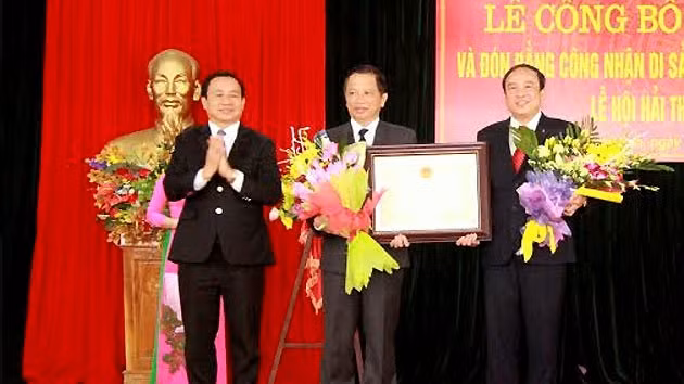 Huong Son district leaders receive the certification in recognition of the Hai Thuong Lan Ong Festival as national intangible cultural heritage on February 21. (Credit: NDO)