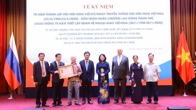 Vice President Dang Thi Ngoc Thinh (fourth from right) presents the President’s second-class Labour Order to the Vietnam-Russia Friendship Association.