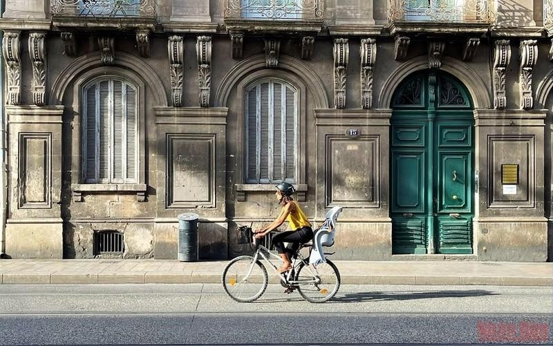 France is on red alert for a record heat wave since 2003. (Photo: MINH DUY)