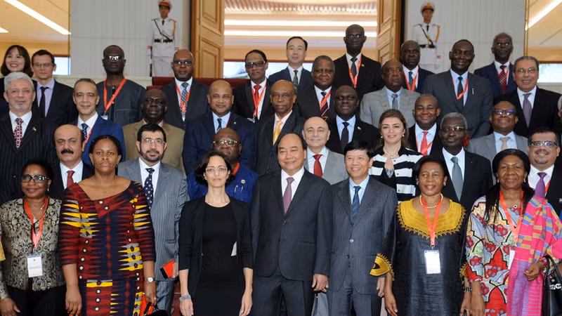 Prime Minister Nguyen Xuan Phuc and Ambassadors of Middle East and African countries (Photo: Tran Hai)