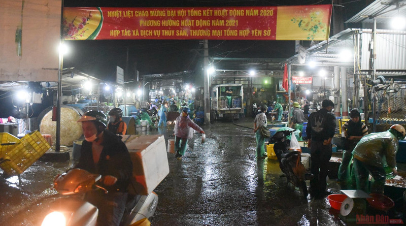 Every year, before the “Ong Cong - Ong Tao” ceremony, the Yen So fish market is crowded as small traders and people come to buy red carp. On the early morning of February 4 (the 23rd of the last month of the lunar year), the atmosphere at the wholesale fish market is quieter than last year.