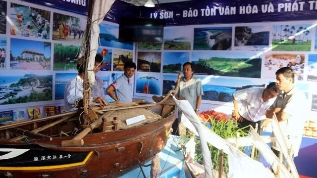 The exhibition offers visitors an overview on Vietnam’s sea and islands throughout historical periods. (Credit: NDO)
