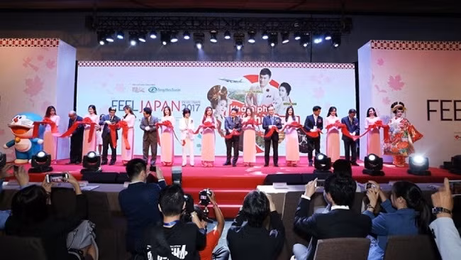 Delegates cut the ribbon to launch the "Feel Japan in Vietnam 2018" festival. 