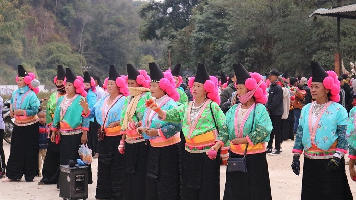During the New Year festival, people are dressed in their most colourful outfits to visit their neighbours’ houses (Photo: VOV)