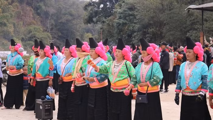 During the New Year festival, people are dressed in their most colourful outfits to visit their neighbours’ houses (Photo: VOV)
