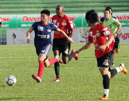 Lee Nguyen (blue) playmaker of Binh Duong