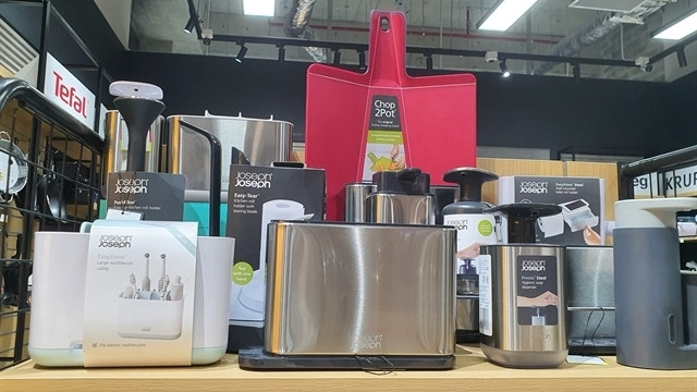 British-brand Joseph Joseph housewares on a shelf of the Wundertute store in Aeon Mall Ha Dong. (Photo: VNA)