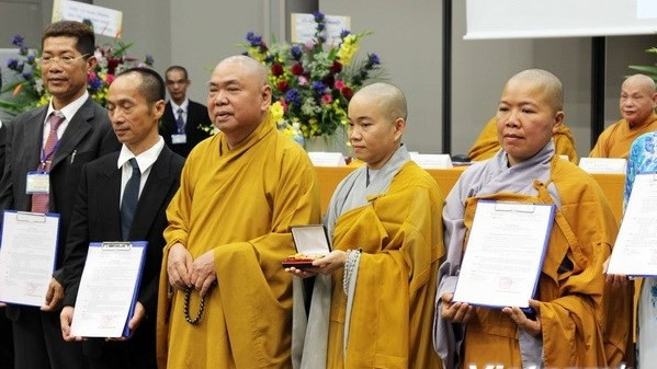 Most Venerable Thich Thien Phap (third from left) presents founding certificate to Nun Thich Tam Tri, head of the association. (Source: VNA)