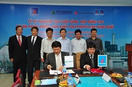 Investor and contractor representatives signing the acceptance agreement