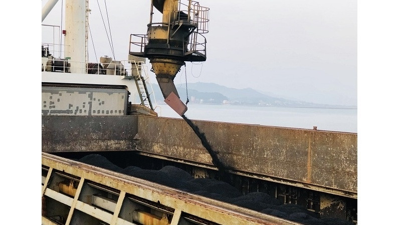 Cam Pha port handles 32,000 tonnes of coal on February 16, first day of the Lunar New Year. (Photo: NDO)