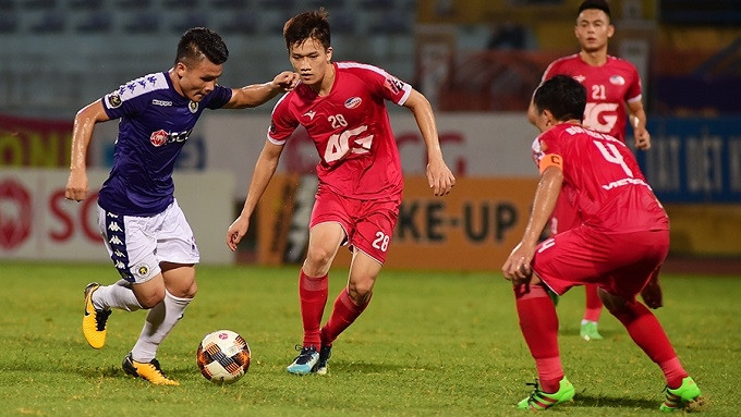Midfielder Nguyen Quang Hai (in blue) scores a brace in Hanoi FC's 5-2 victory against Viettel. (Photo: NDO/Tran Hai)