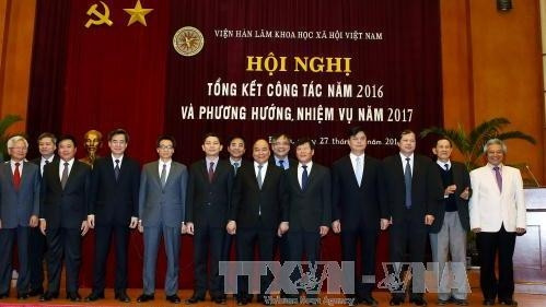 PM Nguyen Xuan Phuc with the delegates at the conference (Photo: VNA)