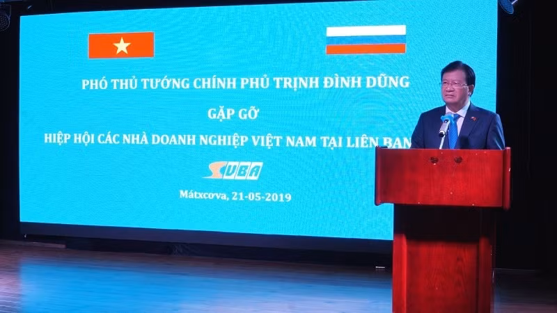 Deputy PM Trinh Dinh Dung speaking at the event (Photo: VNA)