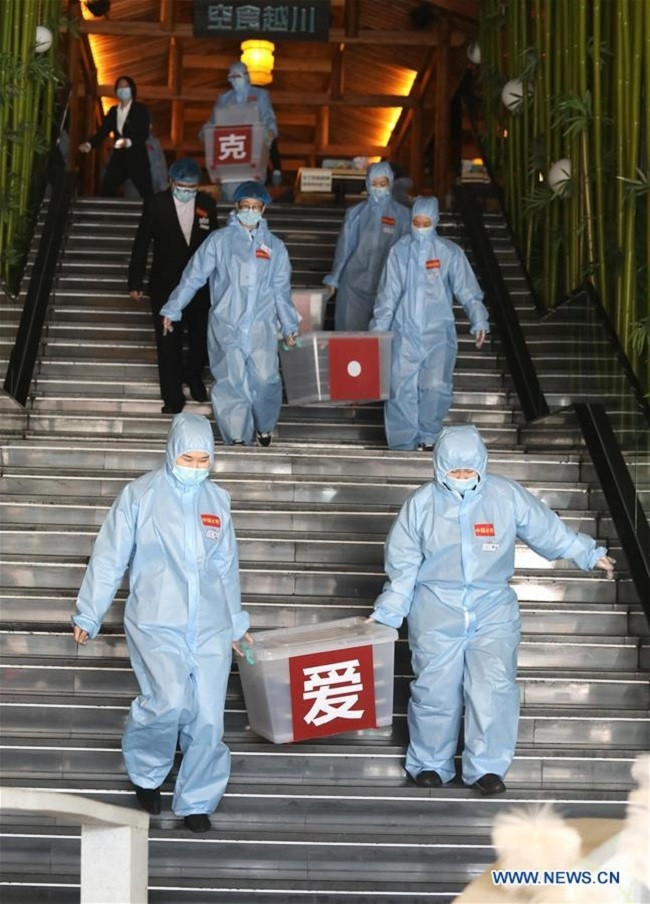 Staff of a catering company transport meals for frontline medical workers in Shijiazhuang, capital of north China's Hebei Province, Feb. 16, 2020. (Photo: Xinhua)
