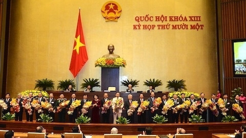 NA Chairwoman Nguyen Thi Kim Ngan presents flowers and congratulates new Deputy PMs, Ministers and Cabinet members. (Credit: NDO)