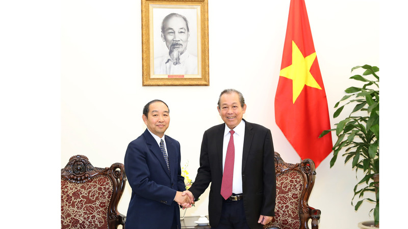 Deputy Prime Minister Truong Hoa Binh (R) and Chief Judge of the Lao Supreme People's Court Khampha Sengdara (Photo: VGP)
