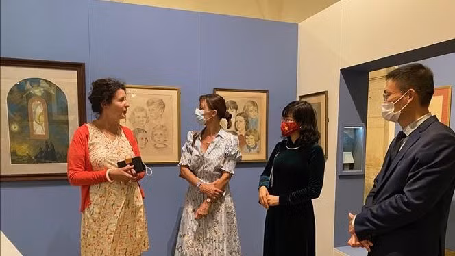 Ambassador Le Thi Hong Van, head of the Vietnamese Permanent Delegation to the UNESCO visits the exhibition.