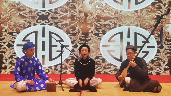 A performance by singer Dang Thi Lua at the second Hanoi Young Ca Tru Talent. (Photo: VNA)